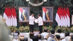 DKI Jakarta HUT ke-499, Wamen Ossy Serahkan 499 Sertipikat ke Gubernur Pramono Anung