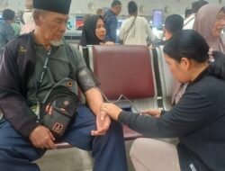 Polresta Deli Serdang Pantau Keamanan dan Berikan Pelayanan Kesehatan Kepada Penumpang Terdampak Pembatalan Penerbangan di Bandara Kualanamu