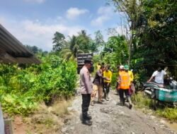 Tanggap Bencana, Polsek STM Hulu Bantu Aktifkan Jalur Alternatif Bersama Masyarakat